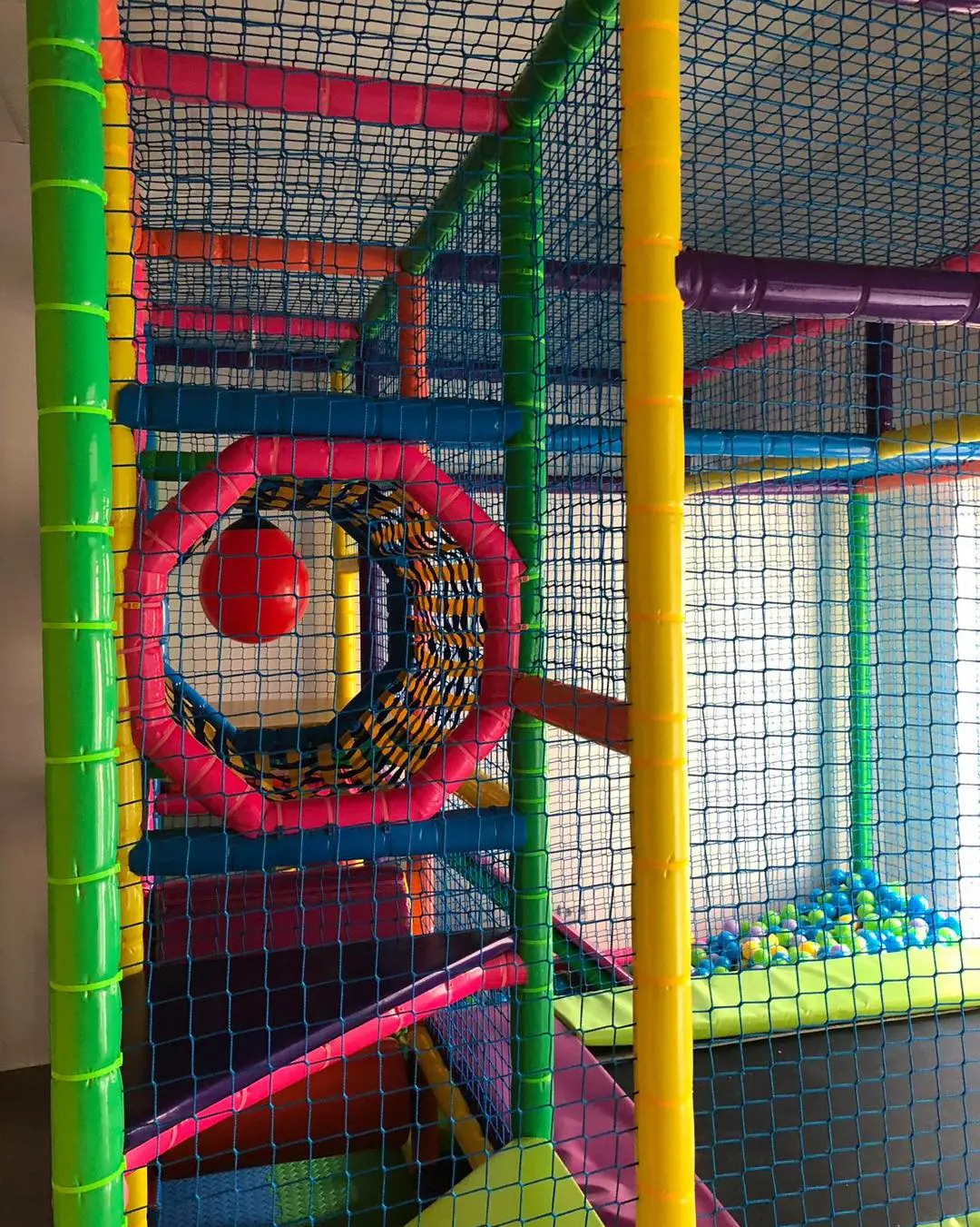 Estructura de parque de bolas en Jaén con zonas acolchadas y piscina de bolas para niños en la ludoteca Play Room